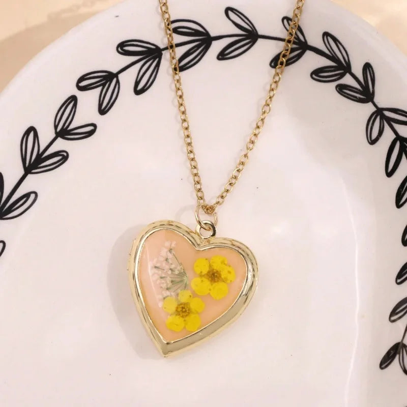 Vintage Dried Flower Heart Pendant Necklace